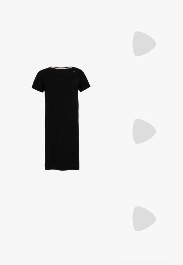 Zwart korte mouw jurk in een relaxed fit, met een ronde halslijn en een decoratieve accent bij de schouder. Gemaakt van zachte stof.; Zwarte mouwloze top met een hoge halslijn, lichtgewicht stof, losse pasvorm en een asymmetrische zoom die langer is aan de achterkant.; Zwarte canvas sneakers met witte veters, een witte rubberen teenkap en een chunky witte tussenzool. Bevat subtiele witte stiksels en een gumzool.; Zwarte rechthoekige zonnebril met donkere lenzen en dikke matte monturen. De zijstukken zijn licht taps toelopend met een gladde textuur.