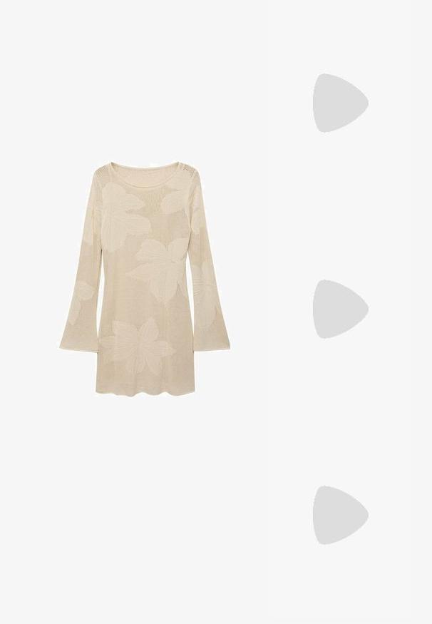 Beige pletený svetr s dlouhými rukávy a kulatým výstřihem, který má velké vzory listů a síťovou texturu. Ozdobený rozšířenými rukávy.; Hnědé lakované kožené slingback boty s špičatou špičkou a mírným podpatkem. Disponují přezkou pro bezpečné upevnění. Hladký povrch.; Čtvercové sluneční brýle s hnědými skly a tenkým černým kovovým rámem. Mají šikmé stranice a nastavitelná nosní polštářky pro pohodlí.; Bílá syntetická kabelka v trojúhelníkovém tvaru, s plochým předním klopným víkem a detailem mašle, nastavitelným popruhem, hladkým povrchem a minimalistickým designem.