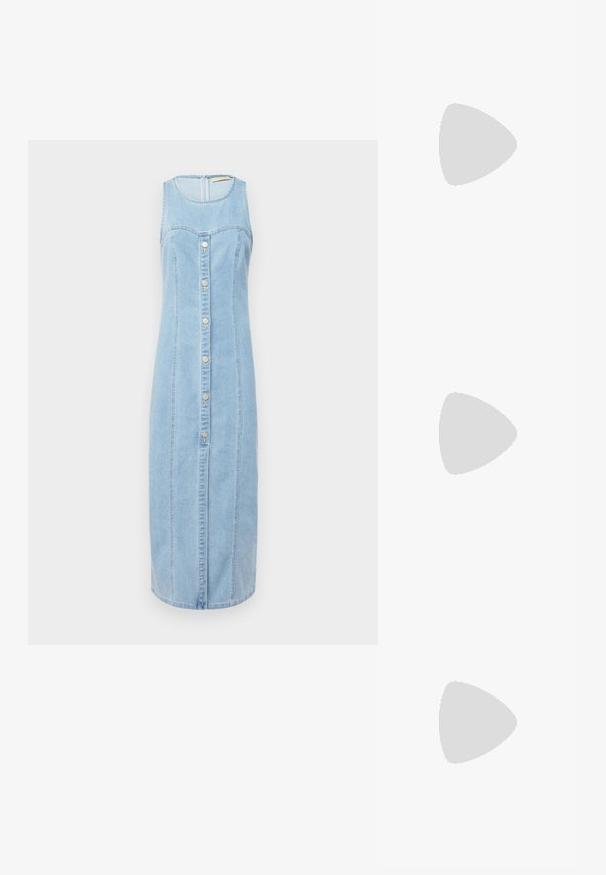 Denimkjole, lyseblå, uten ermer, knelang, frontlukk med knapper, sydd detaljer langs sidene, glatt tekstur.; Svarte plattformsandaler med tynne, kryssende stropper og en firkantet spenne. Glatt tekstur og en bred, chunky hæl for stabilitet.; Tre par rektangulære solbriller: en rosa, en hvit, en svart. Alle har mørke linser og en blank plastikkramme.; Svart hobo-bag laget av glatt, læraktig materiale med et tvistet håndtak, som har en myk, avrundet form og en glidelås lukking på toppen.