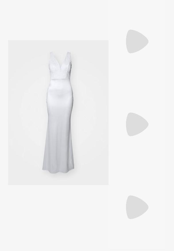 WAL G. WEDDING PANEL PLUNGE - Haljina od žerseja - off white; Zlatni metalik slingback sandali s šiljatim vrhom i debelim potpeticama. Glatka tekstura, minimalistički dizajn i uski remen.; Crna kožna torba s lukovitim oblikom, odvojivim remenom i zlatnim detaljima. Torba ima preklop s kopčom.; Prsten u zlatnoj nijansi s organskim, uvijenim dizajnom, glatkom teksturom i suženim krajevima, koji stvara moderan, skulpturalni izgled.