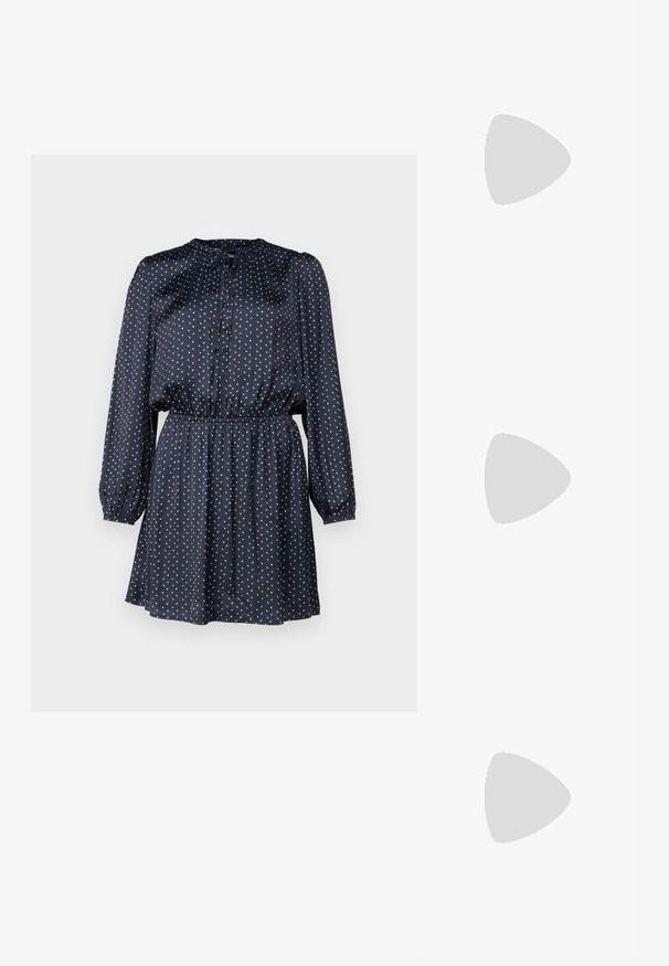 Námornícky modré šaty z ľahkého materiálu s dlhými rukávmi, okrúhlym výstrihom a červenými a bielymi bodkami. Elastický pás pre priliehavý vzhľad.; Hnedé kožené kovbojské topánky s špicatou špičkou a blokovým podrážkou, so zložitým prešívaním a vyvýšenými akcentmi na puzdre.; Čierna kožená clutch taška s klopou a zlatým kovovým detailom s prackou. Obsahuje čierny remienok a elegantný, minimalistický dizajn.; Strieborné kruhové náušnice s prúteným dizajnom, s lešteným povrchom a zapínaním na kolíček. Majú priemer približne 3 cm.