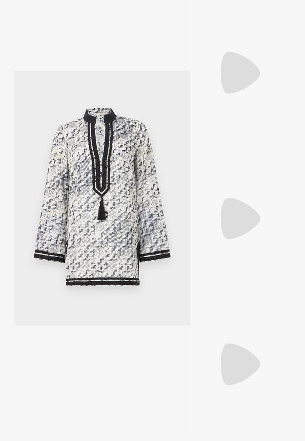 Balta un tumši zila rakstota tunika ar mandarina apkakli, trīspadsmit ceturtdaļas piedurknēm, piegriezumu ar pušķi un melnām svītrām.; Melnas ādas siksna ar papēdi, ar norādītu pirkstu, plānu papēdi un zelta akcentu pie potītes siksniņas. Gluda tekstūra un vienkāršs dizains.; Tory Burch Saulesbrilles - shiny gold-coloured; Melnas šūtas ādas rokassomas ar sudraba krāsas ķēdes rokturi, tai ir strukturēts dizains un gluda tekstūra.