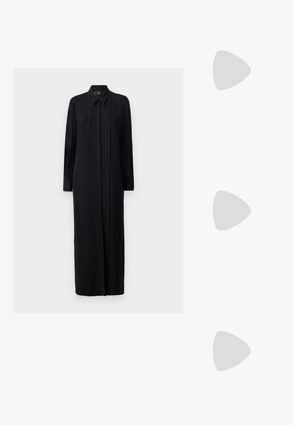 Schwarzes langärmliges Kleid mit einem Button-down-Kragen, das vertikale Falten und eine gerade Schnittform aufweist. Hergestellt aus leichtem Stoff, minimalistisches Design.; Schwarze Lackleder-Pumps mit High Heels und spitzem Design sowie einer eleganten Silhouette. Verfügt über eine glatte, glänzende Oberfläche und einen schlanken Stiletto-Absatz.; Metallisch silberne Crossbody-Tasche mit Krokodilprägung. Sie verfügt über einen oberen Griff, einen abnehmbaren Trageriemen und hat eine rechteckige Form mit einem Schnappverschluss.; Halskette in Goldton mit verdrehten Gliedern, weißen Perlen und einem grünen Steinelement. Verfügt über filigrane Details und einen Verschluss zum Schließen.