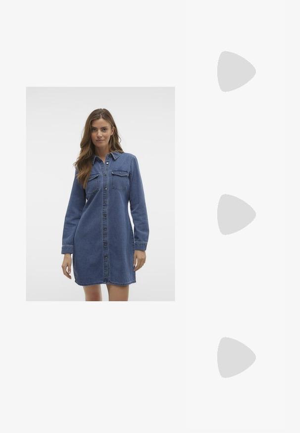 Denimskjortklänning i mörkblått med långa ärmar, knäppning fram, två bröstfickor och en något krökt fåll. Slät textur.; Vit slingbackklack med spetsig tå, slät ovandel, låg blockklack och sidoutskärning med justerbar spänne.; Runda solglasögon med mörka linser och guldramar. Modellen bär en ljusblå, ribbad cardigan med knappar och kontrasterande vita ärmar.; Michael Kors handledos i beige belagd kanvas med ett upprepande MK-logomönster, gyllene detaljer och ett avtagbart kedjehandtag.