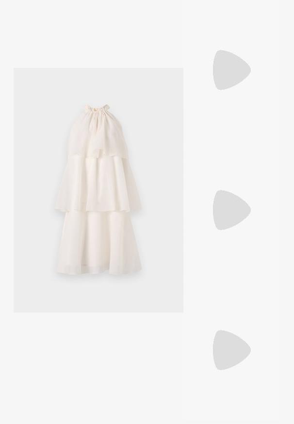 Valkoinen kerroksellinen mekko, joka on valmistettu kevyestä kankaasta, jossa on rypytetty halterneck, kolme virtaavaa kerrosta ja sileä pinta.; Mustat hihnalligat, joissa on neliön muotoinen kärki ja matala lohkokorko. Ominaisuuksiin kuuluu useita ohuita hihnoja ja säädettävä nilkkahihna. Valmistettu sileästä nahasta.; Musta nahkainen olkalaukku, jossa on sileä pinta, suorakulmainen muoto ja metalliketju yksityiskohtana edessä. Mukana säädettävä hihna.; Kultaketju, jossa on orgaaninen, kierretty muotoilu, sileä pinta ja cappatut päät, luoden modernin, veistoksellisen ilmeen.