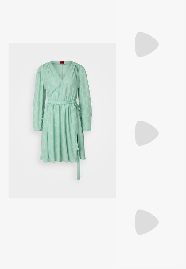 Robe vert menthe à manches longues, décolleté en V et taille cintrée. Présente un tissu à motif et une ceinture à nouer pour un ajustement personnalisable.; Des sandales noires à talons hauts avec des fines lanières au design noué, un bout carré lisse et un talon aiguille élégant.; Sac à main en métal gris clair avec une bandoulière en chaîne, orné de petits clous métalliques ronds et d'un logo de marque triangulaire.; Boucles d'oreilles en argent avec une finition lisse et brillante. Forme arrondie, conception légère, avec un fermoir à tige.