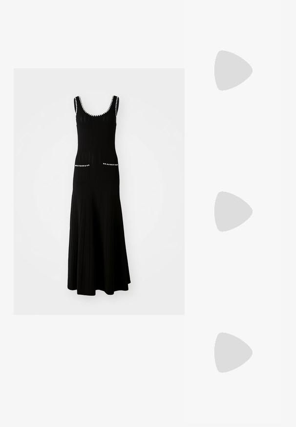sandro ROBE MIDI DEBARDEUR DETAILS FINITIONS - Maxikjole - noir; Sorte patent slingback hæl med spids tå, featuring tekstureret slangeskind, justerbar rem og en kort, tekstureret blokhæl.; Svart skinn crossbody veske med to frontlommer, gyldne spenner, glidelåslukking og en slank stropp. Teksturert overflate og kompakt rektangulær form.; Gullfargede metalløredobber med en buet, forlenget form. Har en jevn, blank overflate og en avrundet tupp for ekstra detaljer.