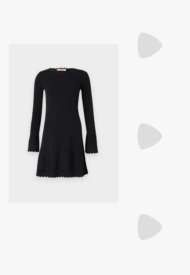 Svart långärmad klänning med rund halsringning, utsvängda ärmar och en snedskuren nederkant. Tillverkad av ett slätt tyg med dekorativa utskärningar.; Svart spetsig slingback-sko med låg klack, som har ett slätt lädermaterial och utskärningsdesign på sidan för andningsförmåga.; Svart läderhandväska med en böjd form, smal handtag, silverfärgad dragkedja och Calvin Klein-logotyp på framsidan. Slät yta och minimalistisk design.; Silverfärgade hoopsörhängen med en slät, böjd design. Har en glänsande metallisk yta och ett stiftlås. Inga synliga mönster eller detaljer.