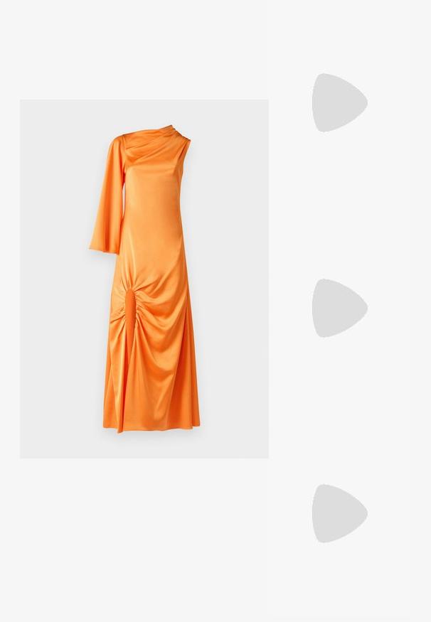 Oranssi satiini mekko, jossa on epäsymmetrinen kaula-aukko, yksi pitkä hiha ja rypytykset sivulla, luoden laskostetun vaikutelman.; Stuart Weitzman THEA - Sandaalit nilkkaremmillä - golden; Valkoinen teksturoitu laukku, jossa on kasattuja muotoja ja kultaketjuolkaimet. Sujuva pinta, jossa on hienovaraisia aaltoja ja pyöristetyt reunat.; Hopeakuvioiset sydämen muotoiset rakkaussulkeet, joissa on kaiverrettu "KYLLÄ" ja "EI" -tekstit, kiiltävä pinta, symmetrinen muotoilu ja kestävä metalliovi.