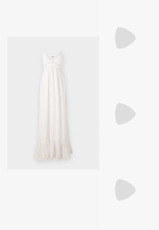 Valkoinen maksimekko, joka on valmistettu kevyestä kankaasta. Mekossa on ohuet hihnat, istuva bodice pitsireunuksella ja röyhelöhelma.; Musta lakattu nahka slingback-korkokengät, joissa on terävä kärki, pyöreä aukko-muotoilu ja lohkokorko. Varustettu kultasävyisellä solkiyksityiskohdalla.; Mustat ylisuurten kehysten aurinkolasit, joissa on liukuväri-linssit, paksut kehykset ja kultasävyiset ketjustuskoristeet temppeleissä.; Musta käsilaukku, jossa on rakenteellinen muoto, sileä pinta ja metallinen solki. Yhdistetty leveisiin mustiin housuihin ja avonaiheisiin sandaaleihin puulattialla.