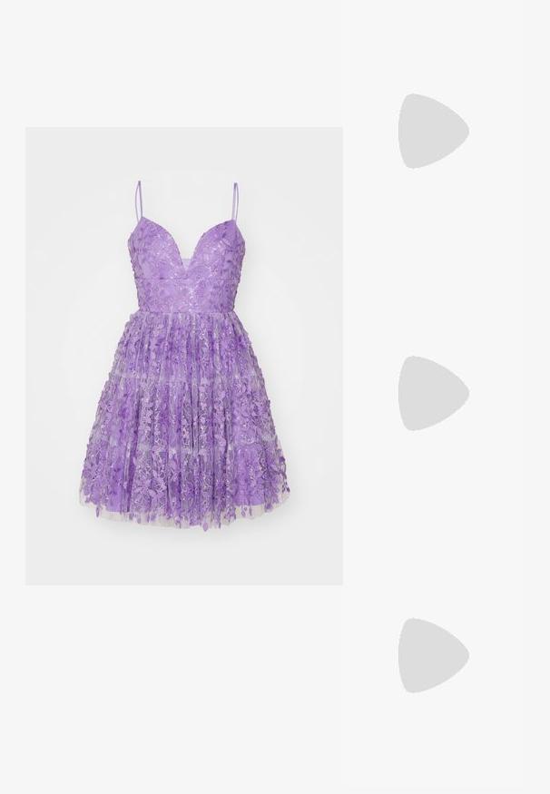 Vestido lavanda com alças finas, decote em V profundo e tecido transparente em camadas com bordados florais e silhueta evasê.; Sapato de salto alto com bico fino, em tons de prata, dourado e nude. Acabamento brilhante com design recortado, apresentando um salto stiletto.; Saco metálico prateado com uma forma suave e arredondada e um fecho em topo atado. Feito de material de imitação de couro suave.; Brincos de argola prateados com um design torcido, apresentando um acabamento polido e fecho tipo post. Medem aproximadamente 3 cm de diâmetro.