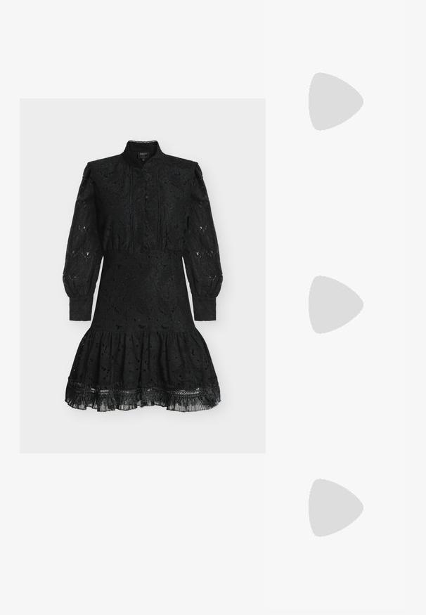 Musta pitsimekko, jossa on korkea kaulus, pitkät liehukkeet hihansuut, napillinen etuosa ja liehuva helma. Mekossa on kohokuvioitu kukkakuvio ja röyhelöhelma.; RAID DINKY - Ballerinat nilkkaremmillä - black; Musta aurinkolasit suorakulmaisen kehykseen, joissa on tummat linssit ja ohuet sivut. Kultaiset yksityiskohdat saranoiden läheisyydessä.; Hopeaketju, jossa on erikokoisia ja -muotoisia hopeapalloja ja -helmiä, jotka ovat sekä sileitä että teksturoiduja. Takana on lukko ja säädettävä ketju.