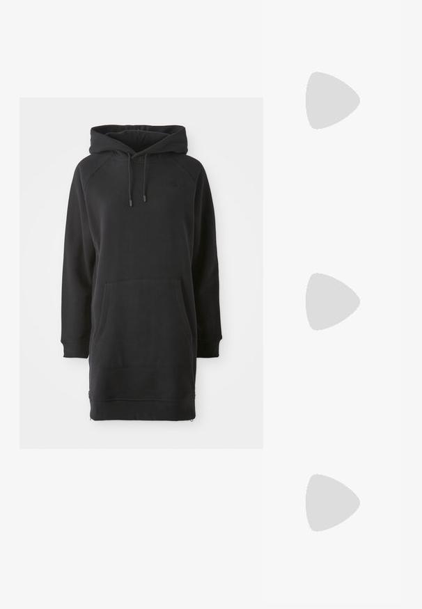 Melnā kapucēta džemperkleita ar kangaroo kabatu, ribotām piedurknēm un regulējamām auklām. Izgatavota no mīksta auduma ar brīvu piegriezumu.; Melnas ādas kovboju zābaks ar norādītu purngalu, zemu kaudzes papēdi un sarežģītu iegrimstošā lapu rakstu uz kājas. Cilpa augšā ērtai uzvilkšanai.; Melna kaķa acs stila saulesbrilles ar tumši pelēkiem objektiem, slaids plastmasas rāmis, norādīti stūri un taisni kāti. Nav redzamu detaļu vai akcentu.; Burgundijas ādas rokassoma ar izliekumu, zelta akcenti uz aparatūras un ar rāvējslēdzēju slēgšana. Iezīmē noņemamu plecu siksnu.