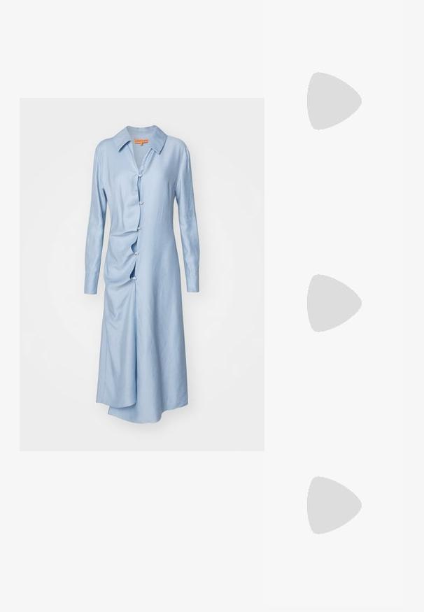 Stine Goya SPENCER szary; Beżowe szpilki slingback z zakończeniem w szpic i niskim, rozkloszowanym obcasem. Wykonane z gładkiej skóry, o minimalistycznym wzornictwie i regulowanym pasku.; Pikowana kremowa skórzana torebka z złotym łańcuchem i zapięciem z logo. Prostokątny kształt z diagonalnym przeszyciem i gładką teksturą.; Złota metalowa miska o gładkiej, lustrzanej powierzchni i zaokrąglonym, organicznym kształcie. Brak widocznych wzorów i akcentów.