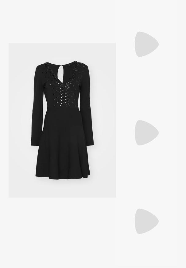Fekete ruházat hosszú ujjakkal, testhezálló, fekete flitterekkel díszített bodice, kulcslyuk alakú hátkivágás, bővült szoknya, sima textúra.; Fekete lakk slingback sarok, hegyes orral, texturált kígyómintával, állítható pánttal és rövid, texturált tömbsarkal.; Fekete bőr keresztbody táska két elülső zsebbel, arany csattokkal, cipzáras záródással és vékony pánttal. Textúrált felület és kompakt téglalap alak.; Aranyszínű fülbevalók, melyek egy téglalap alakú, tiszta kristállyal díszítették, ami egy sor kis, kerek, tiszta kiegészítő alatt lóg. Letisztult, modern dizájn.