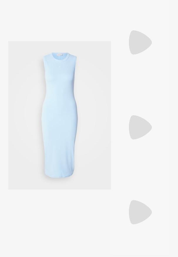 Gaiši zils, bez piedurknēm, midi garuma kleita formu pieguļošā dizainā, izgatavota no gludas auduma ar smalku logo izšuvumu uz krūtīm.; Balta T-krekls ar īsām, pūkainām piedurknēm, kas izgatavots no mežģīnēm. Apaļš kakla izgriezums, mīksta struktūra un nedaudz brīvs piegriezums. Zīmola etiķete redzama iekšpusē.; Melnas potītes zābaki ar spīdīgu lakotu ādas apdari, masīvu melnu gumijas zoli un paaugstinātu papēdi; satur subtilu logotipa detaļu sānu daļā.; Melnas ādas rokassoma ar strukturētu dizainu, divām augšējām rokturām, zelta toņa sprādzes akcentu un iegravētu zīmola logo priekšpusē.