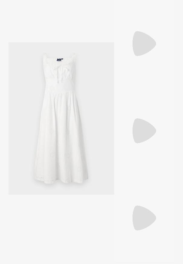 Biele šaty so štvorcovým výstrihom, zberaným pásom a rozšírenou sukňou. Obsahujú kvetinovú výšivku po celej tkanine a tenké ramienka.; Béžová lodička so špicatou špičkou, s čiernym lemom, zlatou prackou a robustným blokovým podpätkom na šedom podlahe s tmavozeleným pozadím.; Béžová štruktúrovaná kabelka s vrcholom v tvare V, vyrobená z hladkej kože, s krátkymi rúčkami a dlhým nastaviteľným popruhom. Minimalistický dizajn.; Strieborné kruhové náušnice s elegantným, okrúhlym dizajnom, s hladkým povrchom a bez viditeľných ozdôb. Priemer nie je špecifikovaný.