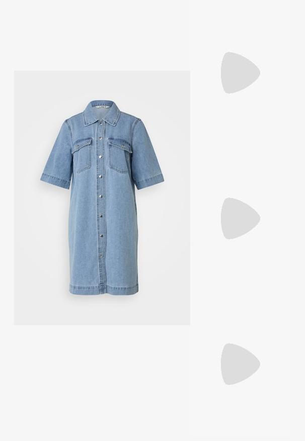 Ljusblå denimklänning med korta ärmar, knapppning fram, två bröstfickor och krage. Slät textur, knälång.; Vit högklackad sandal med en kraftig klack, med ett remdesign och ankelband. Slät textur med en plattform framtill för ökad höjd.; Vit axelväska med en strukturerad yta, en centralt placerad spänneaccent och en rundad form. Dragkedjestängningar på båda sidor.; Guldtonade ringörhängen med en slät, polerad yta. Har en halvcirkelform och en säker bakgång.
