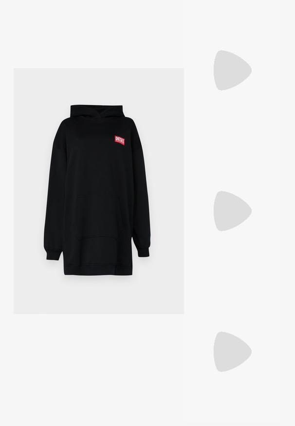 Moletom oversized preto feito de tecido de sweatshirt, com um bolso frontal, punhos canelados e um logótipo vermelho "Diesel" no peito.; As sandálias de salto alto pretas apresentam tiras finas com um design em nó, uma biqueira quadrada lisa e um elegante salto agulha.; Bolsa metálica cinza claro com uma alça de corrente, adornada com pequenos rebites metálicos circulares e um logótipo triangular da marca.; Brincos de argola prateados com um acabamento suave e brilhante. Forma arredondada, design leve, com fecho de pino.