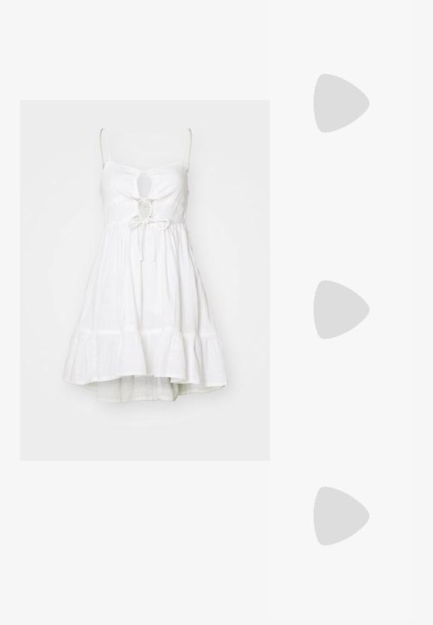 Valkoinen kesämekko, jossa on säädettävät ohuet olkaimet, avomalli rintakehässä, elastinen vyötärö ja kerrostettu levenevä helma. Kevyt kangas.; Valkoiset urheilukengät, joissa on verkkomateriaalia ja synteettistä päällistä, vaaleanpunaiset yksityiskohdat, pehmustettu nilkkaosa ja musta kumipohja. Ominaisuuksiin kuuluu näkyviä reikiä ja logo.; Silmät ovalit metalliväriset hopeakehyksiset, kirkkailla linsseillä ja tekstuurilla varustetuilla helmille. Kevyt muotoilu kaarevilla varsilla.; Beige nahkalaukku, jossa on hobo-muotoinen muotoilu. Ulkopuolella on hopeisia metallinappeja eri kokoisina, ja vetoketju on erottuva.