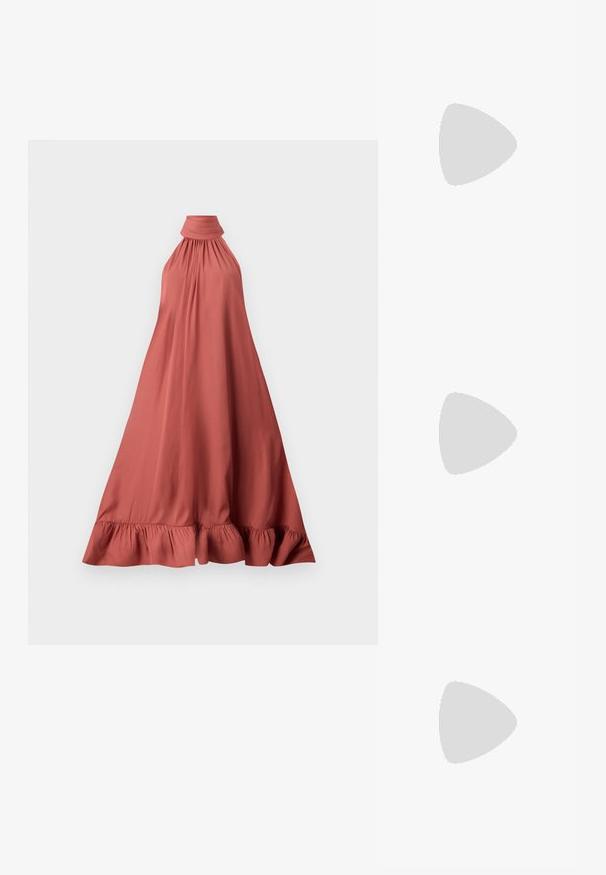 Malina SABRINA HALTER NECK RUFFLED DRESS - Cocktail φόρεμα / Φόρεμα για πάρτι - terracotta; Μαύρο παπούτσι slingback από πατέντο δέρμα με μυτερή μύτη, λουράκια στον αστράγαλο που διαθέτουν ασημένιες αγκράφες και μεταλλικά στοιχεία, και λεπτό τακούνι.; Μεταλλική χρυσή τσάντα clutch με λείο, στρογγυλό σχήμα, που διαθέτει κούμπωμα με κουμπί στην κορυφή και μια μικρή αλυσίδα για να τη μεταφέρετε.; Χρυσά σκουλαρίκια με υφή, κυματιστά σχήματα. Περιλαμβάνουν γλυπτικά κλιπ-σε σκουλαρίκια και σχέδιο ανοιχτού σκουλαρικιού με σφυρήλατη επιφάνεια.