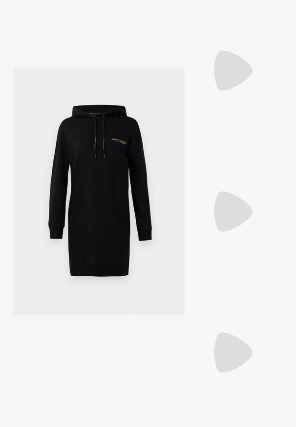 Čierne šaty so sťahovacou kapucňou. Vyrobené z mäkkého materiálu. Majú dlhé rukávy, rebrované manžety a malé zlaté logo na hrudi.; Čierne sandále na vysokom podpätku majú tenké remienky s uzlovým dizajnom, hladký štvorcový špičku a elegantný stiletto podpätok.; Svetlošedá metalická kabelka s reťazovým popruhom, ozdobená malými kruhovými kovovými štítkami a trojuholníkovým logom značky.; Strieborné kruhové náušnice s hladkým a lesklým povrchom. Okrúhly tvar, ľahký dizajn, s uzáverom na kolík.