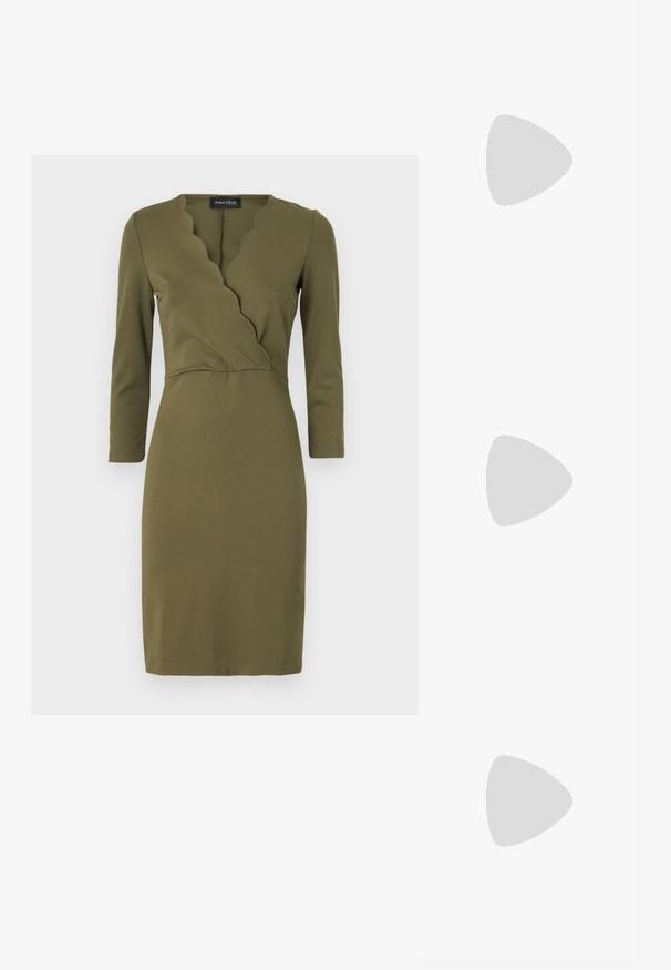 Oliven grøn kjole med skåret v-hals, lange ærmer og et tætsiddende snit. Lavet af glat, strækbart materiale.; Sorte lakk lær slingback hæler med spiss tå, et avrundet utskjæringsdesign og blokkheel. Har en gulltone spenne som detalj.; Sorte oversized solbriller med gradient linser, tykke rammer og detaljering med gulltonekjede på tempelarmene.; Svart totebag laget av syntetisk materiale, med et enkelt rektangulært design, gullfargede firkantede detaljer og doble håndtak.