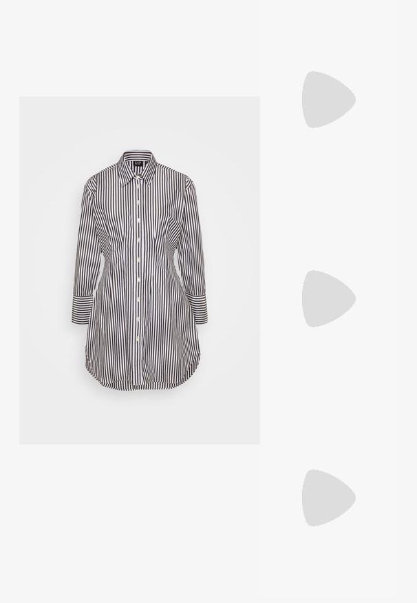 Pasujoča srajca s temno rjavimi in belimi vertikalnimi črtami, dolgimi rokavi in ovratnikom, z oblikovanim krojem in ukrivljenim robom.; Črne natikače s trakovi in kvadratnim prstom ter nizkim blokastim peto. Imajo več tankih trakov in nastavljiv trak okoli gležnja. Narejene so iz gladkega usnja.; Črna usnjena torba s gladko teksturo, strukturirano obliko, dvema ročkama in izrazitim srebrnim sponko na sprednji strani.; Srebrn dvojni prstan z gladko, polirano površino. Ima tekoč, ukrivljen dizajn z prekrivajočimi se sekcijami za sodoben videz.