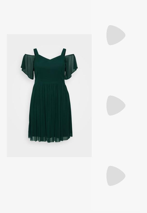 Mörkgrön klänning med V-ringning, kalla axlar och korta ärmar, samt en svävande knälång kjol i lätt tyg.; Spetsig tå högklackad sko med en färgpalett av silver, guld och nude. Glansig yta med utskärningsdesign, utrustad med en stilettklack.; Silverfärgad metallisk påse med en mjuk, rundad form och en knutstängning upptill. Tillverkad av ett mjukt material i konstläder.; Silverörhängen med en vriden design som har en blank yta och bakåtlås. Mått ca 3 cm i diameter.