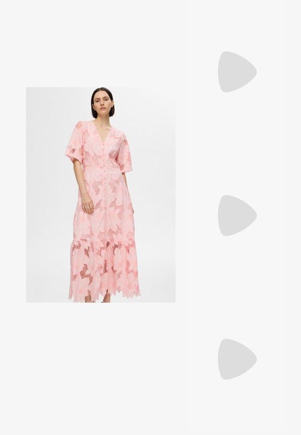 Rochie roz din dantelă cu model floral, mâneci scurte, decolteu în V și închidere cu nasturi. Are un tiv cu straturi și margini crenelate.; Pantof cu toc plat din piele roșie, cu vârful ascuțit, având o curea laterală cu cataramă metalică și un toc negru scăzut. Textură netedă pe toată suprafața.; Geantă de umăr din piele maro închis, cu o formă curbată, textură netedă și o curea ajustabilă. Are un închidere cu fermoar.; Set de cercei rotunzi din aur, cu diferite dimensiuni și designuri, incluzând stiluri mici, medii și mari, cu finisaje metalice netede.