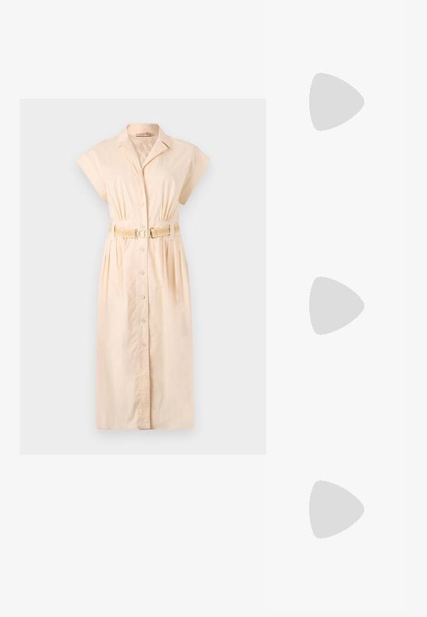 Heledsülane virsiku värvi puuvillane kleit kraega, lühikeste varrukatega, ettepoole nööpide sulgemisega ja vööga, mis on punutud talje kohal.; Mustad nahast slingback kingad terava nina ja hõbedaste detailidega, madala plokkn红黑大战. Ühtlane, läikiv tekstuur kogu ulatuses.; Mustast nahast õlakott, mis omab siledat tekstuuri, ristküliku kuju ning esiküljel metallketi detaili. Reguleeritav rihm on kaasas.; Hõbedased ripatsid, millel on ruudukujuline studs, siledat ja poleeritud viimistlust ning pisarakuju, peegeldades valgust läikiva pinnaga.