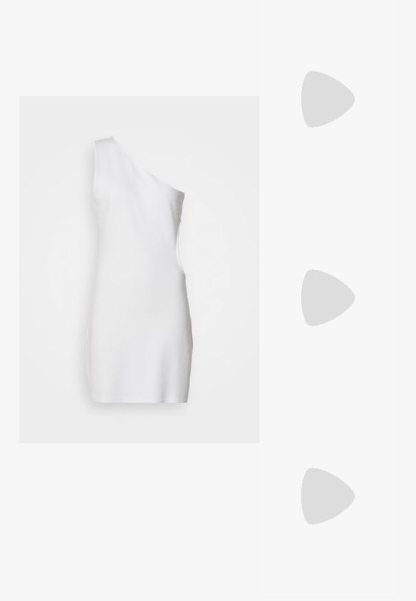 Fête Impériale OUREA DRESS - Džersejové šaty - white; Biele kožené topánky na vysokom podpätku s špicatou špičkou, remienkom okolo členka a štíhlym stiletto podpätkom. Hladký povrch s jemným lesklým povrchom.; Zelená vyšitá kabelka okrúhleho tvaru, s prepracovanými kvetinovými vzormi, vrkočevým remienkom a ozdobným sťahovacím uzáverom.; Kučeravé hnedé vlasy, svetlá pokožka, na uchu zlatý náušnica. Pozadie je neutrálne šedé, zamerané na rysy tváre subjektu.