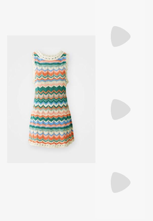 Abito senza maniche lavorato a maglia con motivo zigzag multicolore nei toni del verde, blu, arancione e crema; presenta un bordo in pizzo sul collo.; Décolleté in vernice nera con punta affusolata e tacco in geometria cubica. Presentano un design elegante e minimalista, con una texture liscia.; Borsa a tracolla nera in pelle con una forma curva, manico rimovibile e accessori dorati. La borsa presenta una patta con un dettaglio a fibbia.; Orecchini in tono oro caratterizzati da forme ondulate eTexture. Comprendono chiusure clip-on scultoree e un design a cerchio aperto con finitura martellata.