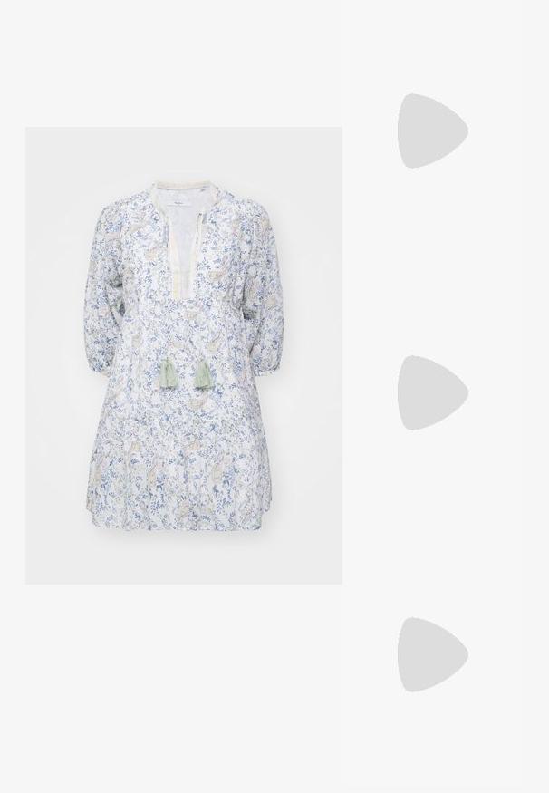 Könnyű pamutruha kék és sárga virágmintával, v-nyakkivágással és hosszú puffos ujjal. Zöld bojtok díszítik.; Fekete lakkbőr magassarkú cipő hegyes orral, bokapánttal és texturált krokodilmintával. Négyzet alakú blokk sarok kialakítás.; Fekete bőrtáska ívelt formával, levehető pánttal és arany színű fémrészekkel. A táskán egy csattal díszített fedél található.; Aranyszínű fülbevalók, texturált, hullámos formákkal. Tartalmazza a szobrászati klipszes studokat és az open hoop kialakítást, kalapácsos felülettel.