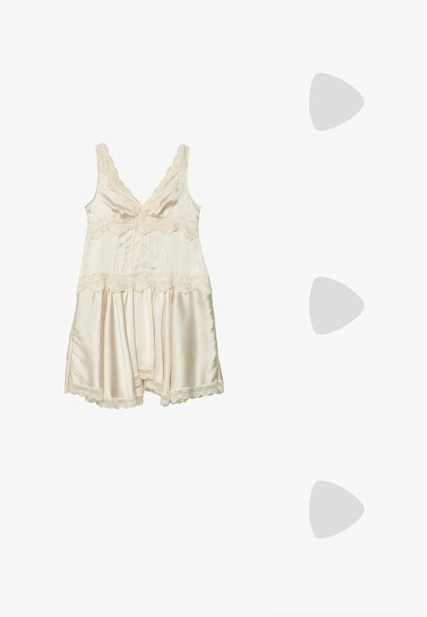 Camicia da notte in satin crema con bordi in pizzo, caratterizzata da scollatura a V, spalline regolabili, corpetto plissettato e gonna svasata con bordi ondulati.; Stivali marroni sopra il ginocchio in morbido camoscio, con punta affusolata e tacco grosso nero. Il design presenta cuciture senza soluzione di continuità per un aspetto elegante.; Bershka COLOURED - Sciarpa - white; Borsa a tracolla intrecciata in paglia di colore beige, con una forma curva, manico corto e zip laterale. Presenta una superficie texturizzata e un design minimalista.
