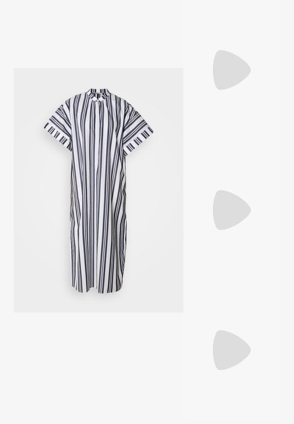 Ribade kleit, kus vahelduvad tumesinised ja valged vertikaalsed triibud. Lühikesed varrukad, püstkaart ja nööpidega eesmine osa.; Kohvitooni nahast cowboy-kork, millel on terav varvas, tikitud keerised varrel ja virnastatud ploki konts. Omab tõmbeava, et seda oleks lihtne jalga panna.; Pruun suede käekott kahte ülemist käepidet ja reguleeritavat õlarihma. Omab struktureeritud kuju ja minimalistlikku disaini.; Hõbedased rõngaskõrvarõngad, millel on sile, läikiv viimistlus. Ümmargune kuju ja turvaline klõpsulatus. Kerge disain, sobib igapäevaseks kandmiseks.