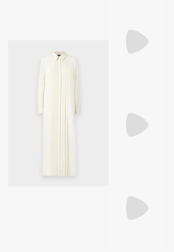 Abito lungo color avorio con colletto a bottoni, decorato con pieghe verticali nella parte anteriore, maniche lunghe con polsini a bottoni, realizzato in tessuto leggero.; Sandali slingback bianchi con un leggero tacco, sottili cinturini e una superficie in pelle liscia; presentano una piccola fibbia decorativa.; Occhiali da sole tartarugati con una montatura spessa e rettangolare. Lenti scure e dettagli in tonalità oro sulle tempie. Finitura liscia e lucida.; Borsa a secchiello in pelle marrone con tracolla regolabile e fibbia dorata, semplice dettaglio di cucitura verticale sul davanti.