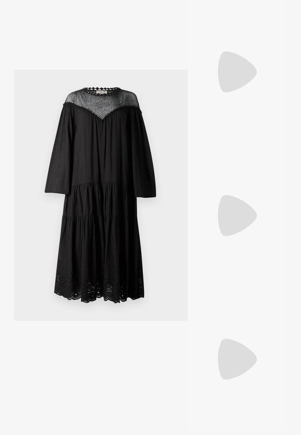 Mustmust mustriie, millekihteku, pikka varrukatega ja võrkkrae kaarekujuliste äärtega. Õmbluse detail alumisel serval.; Valge lühikeste varrukatega T-särk ribatud kangast. Ümara kaelusega, tavalisest sobivusest ja peente õmbluse detailidega. Ilma mustrite või graafikateta.; Musthave mustika tantsutossud mustast nahast, ümmarguse varbaga, siledast tekstuurist, minimaalse õmblusdetailiga ja paindliku tallakujundusega.; Pruunist nahast käekott, millel on klapiga sulgur, kuldne riistvara, õlarihm ja sile tekstuur. Kompaktne ristkülikukujuline vorm.
