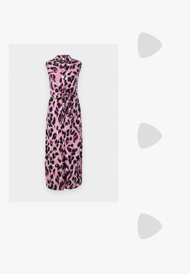 Vestido rosa sem mangas com padrão de leopardo em preto e bege, com um fecho frontal de botões e uma cintura atada para modelar.; Sapatos de salto alto metálicos dourados, com biqueira em ponta e salto grosso. Textura suave, design minimalista e uma tira estreita.; Bolsa de couro preta com forma curva, alça destacável e detalhes em dourado. A bolsa possui uma aba com detalhe de fivela.; Brinco em metal dourado com um design elegante e curvo. Apresenta uma forma pontiaguda distinta, superfície polida e fecho por dobradiça.