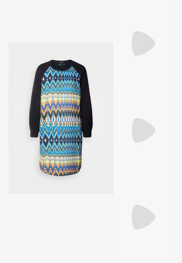 Grafisk kjole med et farverigt zigzag-mønster i blå, sort og orange nuancer; lange sorte ærmer; afslappet pasform; blødt stof.; Sorte hælede sandal med flettet remdesign, firkantet tå og justerbar ankelrem. Lys beige fodseng med en blank sort hæl.; Sort læderhåndtaske med en tekstureret overflade, der har to bærehåndtag, en aftagelig skulderrem og en detalje med sølvspænde.; DKNY INLAY STUD - Øreringe - black/gold-coloured