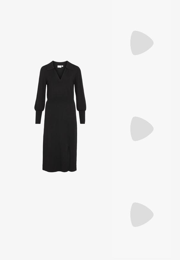 Juoda megzta suknelė su gilia V formos iškirpte, ilgomis pūkuotomis rankovėmis ir prigludusia juosmens dalimi. Suknelė turi šoninės išpjovos, kad būtų patogiau judėti.; Juodos aukštakulnės šlepetės su keliais perrištomis juostelėmis. Lygi medžiaga, smailas nosis ir siauras kulnas. Reguliuojama kulkšnies juostelė su sagtimi.; Mažas kreminis rankinukas su tekstūruotu paviršiumi, ilga reguliuojama juostele, grandinėle ir užsegimu su atvartu. Aukso detalės.; Sidabriniai auskarai žiedai su sukto dizaino, turintys poliruotą apdailą ir fiksavimo smeigtuką. Skersmuo maždaug 3 cm.