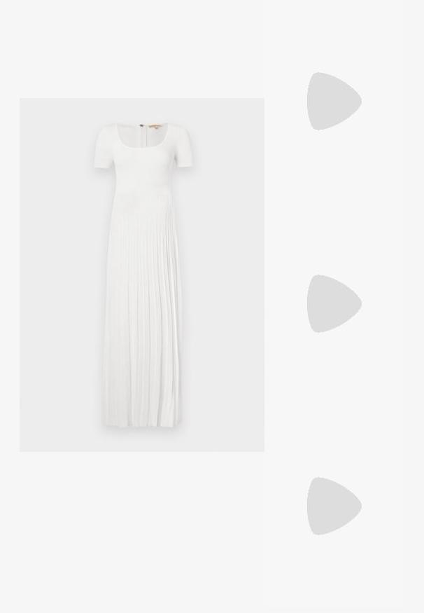 Langes weißes geripptes Kleid mit quadratischem Ausschnitt und kurzen Ärmeln. Verfügt über vertikale Falten und einen Reißverschluss im Rücken. Weiche Textur.; Schwarzer Lederschuh mit hohem Absatz, spitz zulaufender Zehenpartie und metallischer silberner Spitze. Verfügt über eine glatte Oberfläche und einen schlanken 10 cm hohen Absatz.; Schwarze, krokodilgeprägte Lederhandtasche mit geschwungener Form, goldfarbenen Hardware-Akzenten, einem verstellbaren Riemen und einem Logodetail auf der Vorderseite.; Goldfarbene Metall-Hoops mit einer geschwungenen, länglichen Form. Sie verfügen über eine glatte, glänzende Oberfläche und eine abgerundete Spitze für zusätzliche Details.