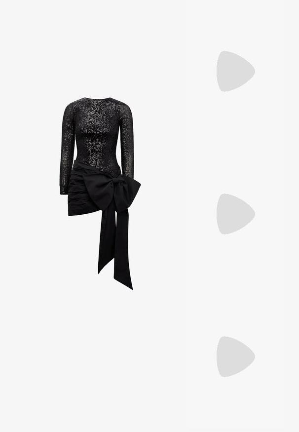 Fekete, hosszú ujjú ruha, flitteres felsőrésszel és merev selyem szoknyával, nagy masnival és drapált részletekkel.; Fekete lakk bőr, hegyes orrú slingback cipő, boka pántokkal, ezüst csatokkal és hardverelemekkel, valamint karcsú sarkú.; Arany fémes kézi táska, strukturált dizájnnal, sima felülettel és állítható pánttal. Egyedi háromszög alakú, minimalistának mondható varrásokkal rendelkezik.; Aranyszínű fülbevalók, texturált, hullámos formákkal. Tartalmazza a szobrászati klipszes studokat és az open hoop kialakítást, kalapácsos felülettel.