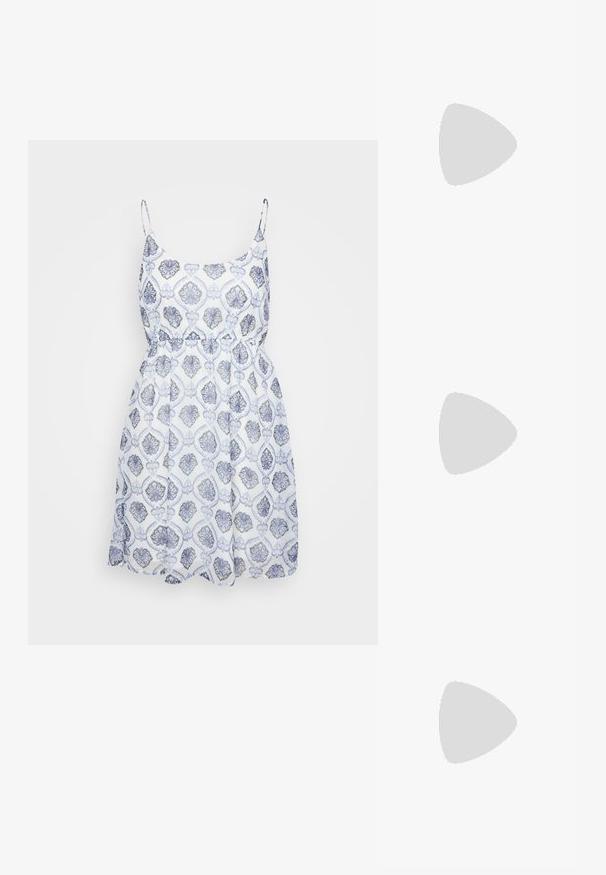 Rochie fără mâneci cu un corset ajustat și talie elastică. Model alb și albastru cu motive florale ornate pe un material ușor.; Balerini bej cu vârf ascuțit, cu un design din plasă, și o curea cu cataramă laterală. Talpă plată cu o textură netedă.; Ochelari de soare semi-transparenti, maro, cu un cadru pătrat și lentile întunecate. Brațele sunt elegante și ușor curbate pentru un aspect modern.; Cercei rotunzi din argint, cu un design în formă de fundiță, având o finisare netedă și o textură polizată. Stil compact și minimalist, potrivit pentru diverse ocazii.