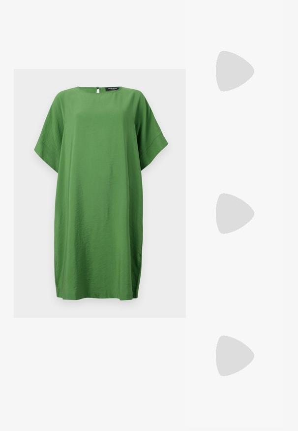 Πράσινο, φαρδύ φόρεμα από ελαφρύ ύφασμα. Στρογγυλή λαιμόκοψη με κλειστό πίσω άνοιγμα, διαθέτει φαρδιές μανίκες και πλαινές σχισμές.; Μαύρη πατέντα σλινγκμπάκ γόβα με μυτερή μύτη, διαθέτει υφή από φίδι, ρυθμιζόμενο λουρί και κοντή, υφή τετράγωνη φτέρνα.; Μαύρη δερμάτινη τσάντα ώμου με δύο μπροστινές τσέπες, χρυσά κούμπωματα, κλείσιμο με φερμουάρ και λεπτό λουρί. Υφή επιφάνειας και κομψό ορθογώνιο σχήμα.; Χρυσές μεταλλικές σκουλαρίκια κρίκοι με καμπυλωτό, ελκυστικό σχήμα. Περιλαμβάνουν μια λεία, γυαλιστερή επιφάνεια και στρογγυλή άκρη για πρόσθετη λεπτομέρεια.