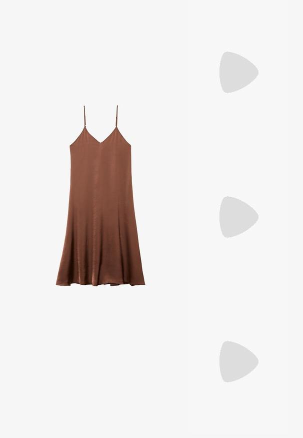 Abito sottoveste in satin marrone con spalline sottili regolabili, scollo a V e silhouette fluida a forma di A. Tessuto liscio e semplicità nel design.; Sandalo in pelle marrone con fasce incrociate, suola piatta e una texture liscia. Design semplice senza decorazioni o motivi.; Occhiali da sole in metallo dorato con montatura ottagonale, lenti gradiente marroni e dettagli in tartaruga sulle tempie. Design leggero.; Borsa in suede marrone con una chiusura quadrata dorata, manico superiore e tracolla a catena. Presenta una forma rettangolare e angoli arrotondati.