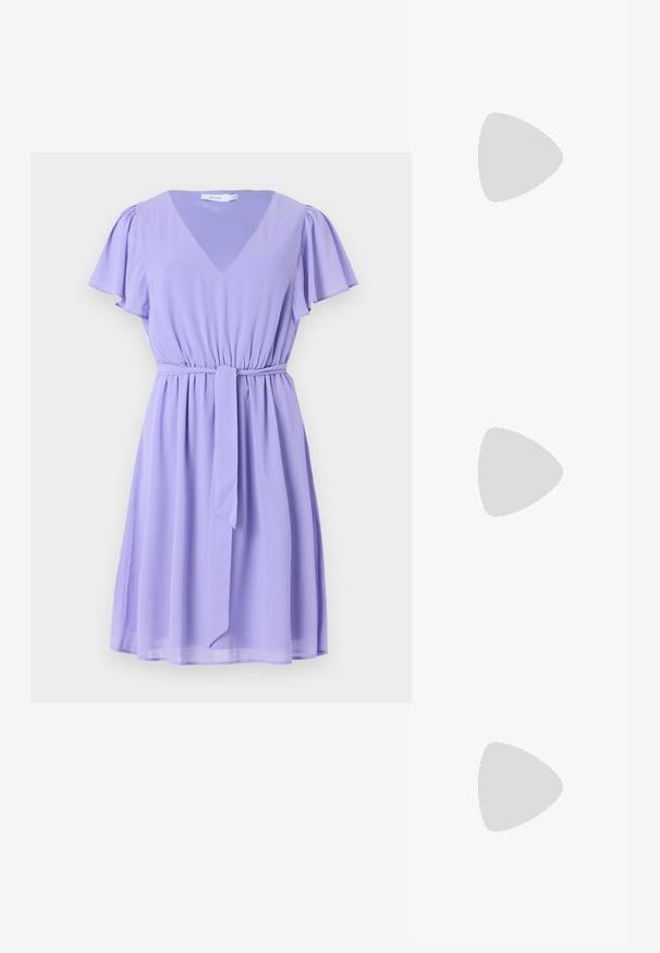 Robe lilas en tissu léger, avec un décolleté en V, des manches courtes évasées, une taille à cordon et une jupe évasée.; Chaussure à talon aiguille à bout pointu avec un schema de couleurs argent, or et nude. Fini brillant avec un design découpé, dotée d'un talon stiletto.; Pochette en métal argenté avec une forme douce et arrondie et un fermoir en haut noué. Fabriquée en simili cuir lisse.; Boucles d'oreilles en argent en forme de créoles avec un design torsadé, dotées d'une finition polie et d'une fermeture à poussoir. Mesurent environ 3 cm de diamètre.