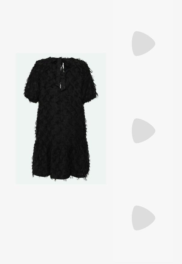 Moves Rochie de zi - black; Adidași roșii din suede cu accente albe, având material texturat, vârf rotund și un logo auriu pe lateral, purtați cu pantaloni negri.; Ochelari de soare negri cu un cadru geometric, lentile galbene și accente aurii pe temple. Textură netedă, formă largă, design contemporan.; Cercei de culoare aurie cu o formă organică, asemănătoare unui bob, și o suprafață netedă, reflectantă; prezintă un design minimalist, fără hardware vizibil.