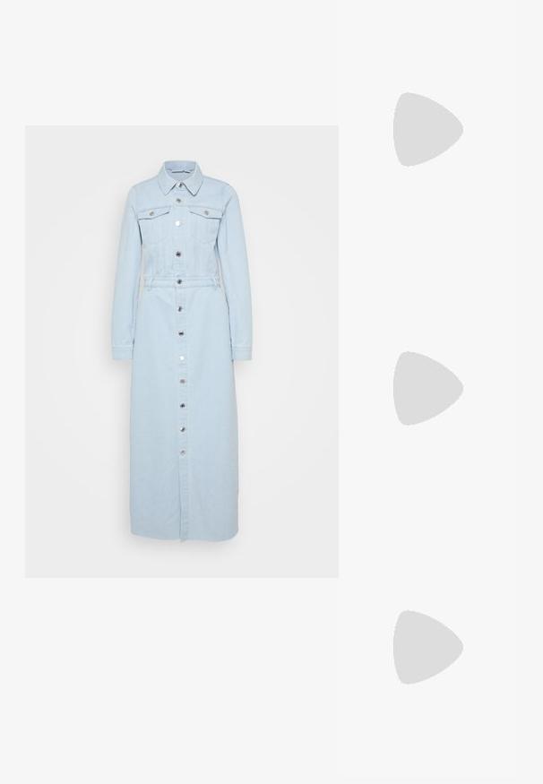 Világoskék farming ingruha hosszú ujjakkal, gombos elülső résszel, két mellzsebbel és övvel a testhez álló fazonért.; Fekete lakk bőrből készült, hegyes orrú cipők, tömbsarkúakkal és bokapánttal, szürke bordás lábszármelegítőkkel és barna velúr szoknyával párosítva.; Teknősbéka mintázatú napszemüveg kerek, vastag kerettel és barna lencsékkel. Finom mintázattal és egyenes, keskenyedő szárakkal rendelkezik.; Aranyszínű gyűrű sima, csavarodott mintával. Polírozott felülettel és lekerekített élekkel rendelkezik, ami zökkenőmentes, folyékony formát kölcsönöz neki.