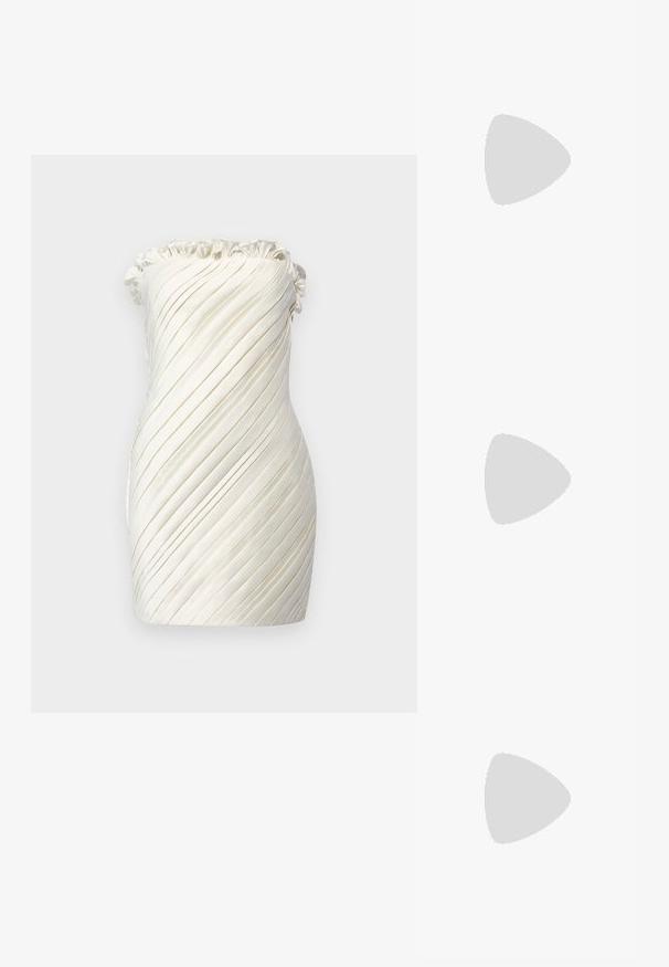 Strapless, zijden jurk in ivoor met een golvende, geplooide uitstraling. Bevat een geraffineerde halslijn en een getailleerde pasvorm. Zachte textuur door het geheel.; Zwarte gepatineerde leren slingback schoenen met een spitse neus, zilveren hardware detail en een lage blokhak. Gladde, glanzende textuur overal.; Zwarte leren schoudertas met een gladde textuur, rechthoekige vorm en een metallic kettingdetail aan de voorkant. Verstelbare schouderband inbegrepen.; Gouden creolen met een getextureerd ontwerp en drie heldere kristalaccenten aan één zijde, wat een moderne geometrische esthetiek biedt.